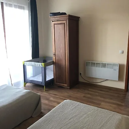 Spacious 2 Bed Close To Gondola Apartment