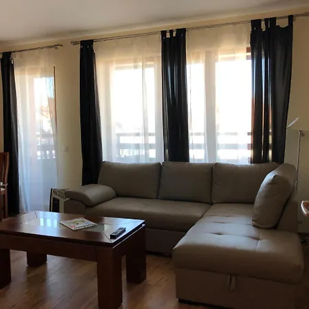 Spacious 2 Bed Close To Gondola