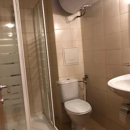 Spacious 2 Bed Close To Gondola Apartment